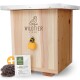 Holzinsektenhaus mit einer Biene am Eingang, mit dem Logo 'WILDTIER LIEBE' und einem Paket mit der Aufschrift 'LOCKSTOFF' für Insekten.