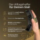 Hand, die eine schwarze Pferdebürste mit elastischem Riemen hält; brauner Werbetext 'Der Alltagshelfer für Deinen Stall'.