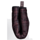 Nahaufnahme eines burgunderfarbenen karierten Haustierbettes mit einem weichen, gepolsterten Design, das eine Schlaufe zum einfachen Tragen hat.