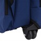 Nahaufnahme eines blauen Haustierträgers mit einem Reißverschluss und einem schwarzen Rad, entworfen für den einfachen Transport von Haustieren.