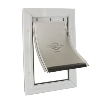 Porte pour animaux de compagnie PetSafe avec un clapet en métal, monté dans un cadre blanc, conçu pour un accès facile aux animaux.