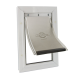 PetSafe huisdierdeur met een metalen klep, gemonteerd in een wit frame, ontworpen voor gemakkelijke toegang voor huisdieren.