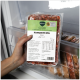 Hand hält vakuumverpackte 'Komplett‑Mix Rind' Barfer's Complete 500‑g Hundefutterpackung im Gefrierschrank.