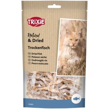 Opakowanie przysmaków rybnych TRIXIE Natural & Dried z zdjęciem puszystego pomarańczowego kota. Z przodu widnieje nazwa produktu w wielu językach.