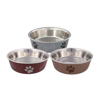 Trzy stalowe miski dla zwierząt w kolorach czerwonym, brązowym i niebieskim, z wzorami łap i kości na zewnętrznych krawędziach.