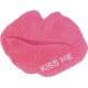 Pinkes Plüsch-Haustierspielzeug in Lippenform mit gesticktem Text "KISS ME" unten rechts.