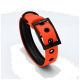 Ein orangefarbenes Hundehalsband mit einer schwarzen Schnalle und Löchern zur Anpassung, mit dem Text "THE DOG IDEA" auf der Schnalle.