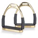 Ein Paar goldene und schwarze Pferdesattelsteigbügel mit strukturierten Gummifußbetten, mit dem Markennamen "EQUINATE" an der Seite eingraviert.