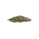 Ein Haufen kleiner, grünlich-brauner Haustierfutterpellets, die Ästen ähneln, auf einem weißen Hintergrund.