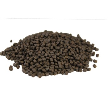 Eine Nahaufnahme eines Haufens dunkler, kleiner, rechteckiger Haustierfutterpellets auf einem weißen Hintergrund.
