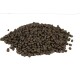 Eine Nahaufnahme eines Haufens dunkler, kleiner, rechteckiger Haustierfutterpellets auf einem weißen Hintergrund.