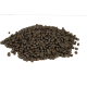 Eine Nahaufnahme eines Haufens dunkler, kleiner, rechteckiger Haustierfutterpellets auf einem weißen Hintergrund.
