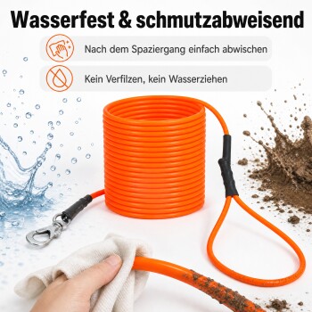 Hand hält eine leuchtend orangefarbene Hundeleine mit strukturierter Oberfläche vor unscharfem Außenhintergrund.