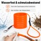 Hand hält eine leuchtend orangefarbene Hundeleine mit strukturierter Oberfläche vor unscharfem Außenhintergrund.