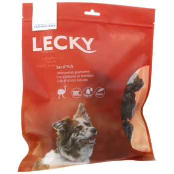 Ein roter Haustierfutterbeutel mit der Aufschrift "LECKY Sensi'Pick", der Straußhals-Leckerlis enthält, mit Bildern eines Hundes und Symbolen, die fettarm und sensitiv anzeigen.
