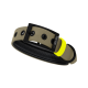 Ein stilvolles Hundehalsband in Beige mit einer schwarzen Schnalle und einem leuchtend gelben Akzent, mit dem Text "THE DOG IDEA."