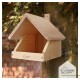 Unfertiges offenes Holz-Vogelfutterhaus an einem Baum montiert, mit 'wildlife home'-Logo und Text auf der Vorderseite