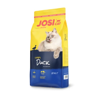 Eine Tüte JOSI CAT knuspriges Entenfutter für Katzen mit einer flauschigen Katze auf der Vorderseite, mit dem Text "Crispy Duck" und "Adult."