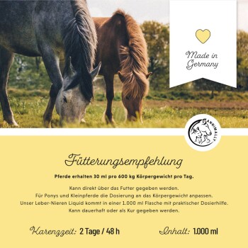 Zwei Pferde grasen auf einer Wiese, mit einem gelben Abschnitt darunter, der Fütterungsempfehlungen auf Deutsch anzeigt, einschließlich Dosierung und Produktdetails.