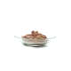 Eine Glasschüssel mit einer Portion Nassfutter für Haustiere, mit einer stückigen, rosa-braunen Textur.