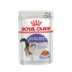 Pochette de nourriture pour chat Royal Canin Sterilised, 85 g, présentant une image de chat duveteux, avec du texte en plusieurs langues sur les chats adultes stérilisés.