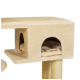 Un arbre à chat beige avec un coin douillet avec un coussin doux à l'intérieur, une surface supérieure plate et deux poteaux à gratter en sisal.