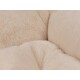 Nahaufnahme eines weichen, plüschigen Haustierbettes in hellbeige, das seine gemütliche, flauschige Textur zeigt.