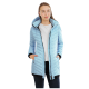 Eine Frau trägt eine hellblaue gesteppte Jacke mit Kapuze, steht mit den Händen in den Taschen, kombiniert mit einem weißen Shirt und dunklen Jeans.