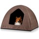 Ein braunes Haustierzelt mit einem Hund, der aus dem Eingang schaut, und sein flauschiges Fell und aufmerksames Gesicht zeigt.