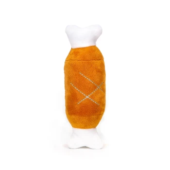 Plüsch-Hundespielzeug in Form eines braunen Fleischbeins mit weißen Knochenenden und gestickten Details auf weißem Hintergrund.