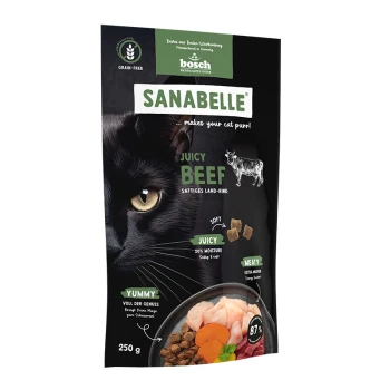 Das Gesicht einer schwarzen Katze auf einem Haustierfutterbeutel mit der Aufschrift "SANABELLE Juicy Beef," mit Details wie "20% Feuchtigkeit," "87% Fleisch," und "250g."