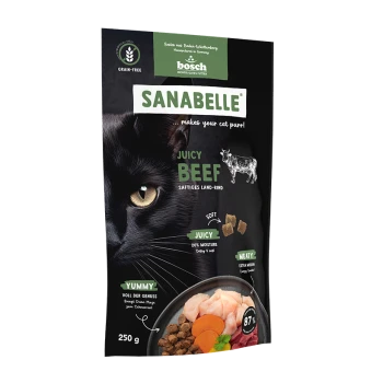 Das Gesicht einer schwarzen Katze auf einem Haustierfutterbeutel mit der Aufschrift "SANABELLE Juicy Beef," mit Details wie "20% Feuchtigkeit," "87% Fleisch," und "250g."