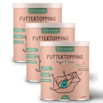 Drei zylindrische Behälter mit 250g von "Futtertopping Magen & Darm", einem veganen Haustierfutterzusatz zur Unterstützung der Darmgesundheit und Wohltätigkeit.