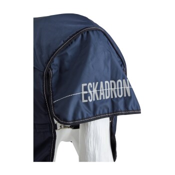 Nahaufnahme einer marineblauen Pferde-Decke mit dem Markennamen "ESKADRON" deutlich in silberner Schrift an der Seite.