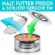 Bild einer Metall-Hundefutterdose mit teilweise geöffnetem Deckel, die das Futter im Inneren zeigt. Der Text oben lautet: "HÄLT FUTTER FRISCH & SCHLIEßT GERÜCHE EIN."
