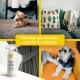 Ein verspielter Welpe kaut auf einem Spielzeug auf einem Teppich mit einem Kaktus-Kissen, einer Sprühflasche und einem kleinen Hund auf einem orangefarbenen Sofa. Text: "Nachhaltiger Geruchs-stop."