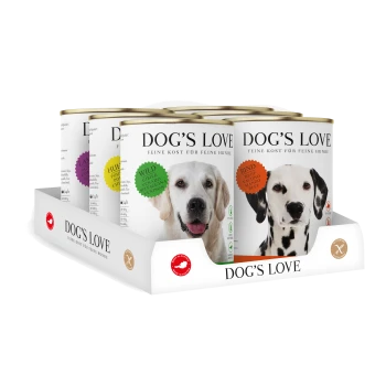 Eine Präsentation von vier Dosen DOG'S LOVE Hundefutter, mit Geschmacksrichtungen wie Wild und Geflügel, in einem weißen Kartontray.