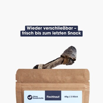 Eine Verpackung von Fischhaut-Hundeleckerlis mit der Aufschrift "Fischhaut", die Fischhaut zeigt, mit "60g | 2 Stück" und "Wieder verschließbar" Text.