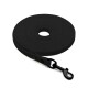 Schwarze Haustierleine, die in einer kreisförmigen Form gewickelt ist, mit einem stabilen Clip an einem Ende zur Befestigung.
