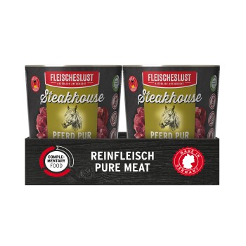 Zwei FLEISCHESLUST Steakhouse Pferd Pur Pferdefleisch-Tierfutterdosen in einer Schale mit Aufdruck 'REINFLEISCH PURE MEAT' und 'Made in Germany'.