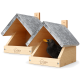 Zwei helle Holzvogelhäuser mit 'wildlife home'-Logo; eine Amsel lugt aus dem vorderen Haus und ein grünes Plus-Abzeichen ist sichtbar