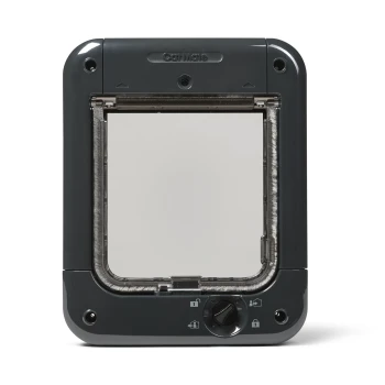 Eine schwarze Katzentür mit einer Klappe, die über einen Verriegelungsmechanismus und ein einfaches Design verfügt, geeignet für den Innen- oder Außenbereich.