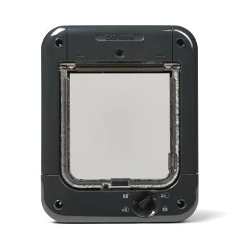 Eine schwarze Katzentür mit einer Klappe, die über einen Verriegelungsmechanismus und ein einfaches Design verfügt, geeignet für den Innen- oder Außenbereich.