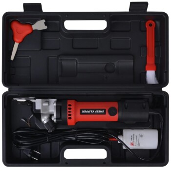 Eine schwarze Tragetasche mit einem Schafschneider, rot und schwarz, mit einem Stromkabel, einer Reinigungsbürste und einem Schlüssel.