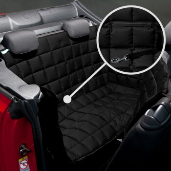 Schwarze, gesteppte Autositzauflage für Haustiere mit einem Sicherheitsgurt, entworfen für Rücksitze, gezeigt im Innenraum eines Cabrios.