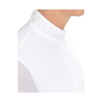 Nahaufnahme eines weißen Reitshirts mit einem hohen Kragen, der mit funkelnden Strasssteinen verziert ist.