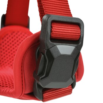 Nahaufnahme eines roten verstellbaren Haustiergeschirrriemens mit schwarzer Kunststoffschnalle und gepolstertem Mesh-Futter.