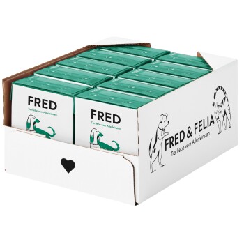 Eine Ausstellungsbox mit grünen Verpackungen, die mit "FRED" und "FRED & FELIA" beschriftet sind, mit Illustrationen von Hunden und Katzen sowie "Tierliebe vom Allerfeinsten."