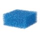 Éponge de toilettage pour animaux de compagnie bleue avec une texture poreuse, idéale pour nettoyer et baigner les animaux.
