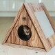 Ein dreieckiges Katzenhaus aus Holz mit einem runden Eingang, in dem eine Bengal-Katze herausspäht, und einer Kratzfläche an der Seite.